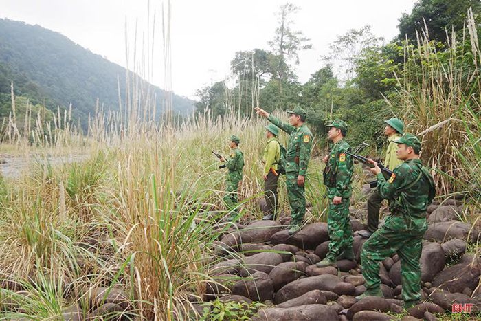 Công tác tuần tra, bảo vệ biên giới thường được kết hợp, phối hợp với bảo vệ rừng đầu nguồn. Ông Nguyễn Danh Kỳ - Giám đốc Vườn Quốc gia Vũ Quang cho biết: "Hằng năm, chúng tôi và Đồn Biên phòng Hương Quang đều ký kết chương trình phối hợp công tác và thường xuyên trao đổi thông tin và bố trí 2 - 3 cán bộ bảo vệ rừng tham gia các cuộc tuần tra chung với BĐBP. Sự phối hợp chặt chẽ giữa 2 lực lượng đã góp phần ngăn chặn tình trạng khai thác lâm sản trái phép, bảo vệ hệ sinh thái và giữ màu xanh cho đại ngàn biên giới".
