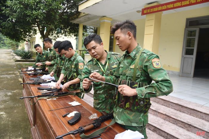 Để bảo vệ vững chắc chủ quyền lãnh thổ thiêng liêng, những người lính đeo quân hàm xanh nơi đây luôn trong tâm thế chắc tay súng, vững niềm tin, sẵn sàng nhận và hoàn thành xuất sắc mọi nhiệm vụ. Đặc biệt, trước lúc lên đường tuần tra biên giới, bộ đội luôn kiểm tra kỹ vũ khí, quân tư trang, thuốc men, lương thực để phục vụ cho những cuộc hành quân dài ngày trong rừng sâu.