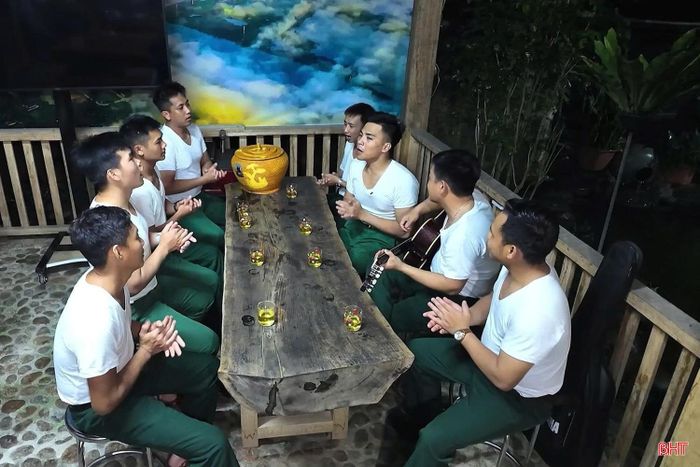 Sau một ngày làm việc vất vả, đêm về, những người nơi biên cương lại cùng nhau trò chuyện, vui chơi, sinh hoạt văn nghệ. Những giai điệu ca ngợi Đảng, Bác Hồ, quê hương, người lính... được cất lên như tiếp thêm niềm tin, động lực, lòng tự hào để những người lính kiên cường, dũng cảm tiếp tục nỗ lực cống hiến, hi sinh vì công cuộc bảo vệ biên giới quê hương.