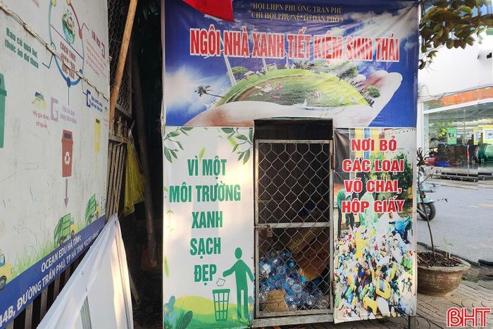 Thùng đựng pin thải từng được lắp đặt tại "Ngôi nhà xanh" tổ dân phố 9, phường Trần Phú cũ, nay là phường Thành Sen đã bị tháo bỏ.