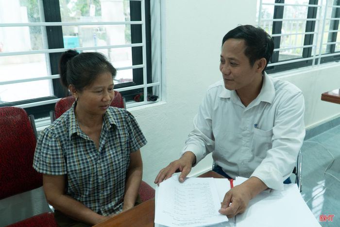 Cán bộ Trung tâm Phục vụ hành chính công xã Đông Kinh tiếp nhận, hướng dẫn người dân thực hiện thủ tục hành chính.