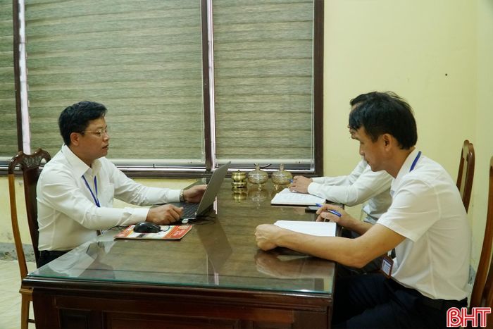 Ông Nguyễn Sỹ Trung - Phó Chủ tịch UBND xã Thạch Xuân chỉ đạo cán bộ chuyên môn rà soát tiến độ giải quyết thủ tục hành chính tại địa phương.