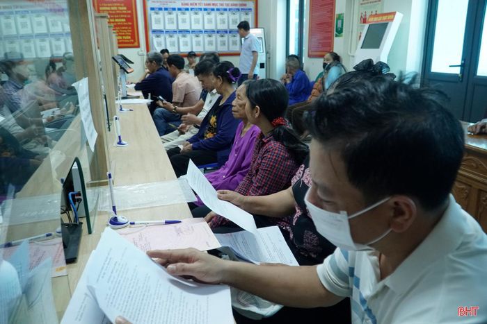 Người dân thực hiện thủ tục hành chính tại Trung tâm Phục vụ hành chính công xã Toàn Lưu.