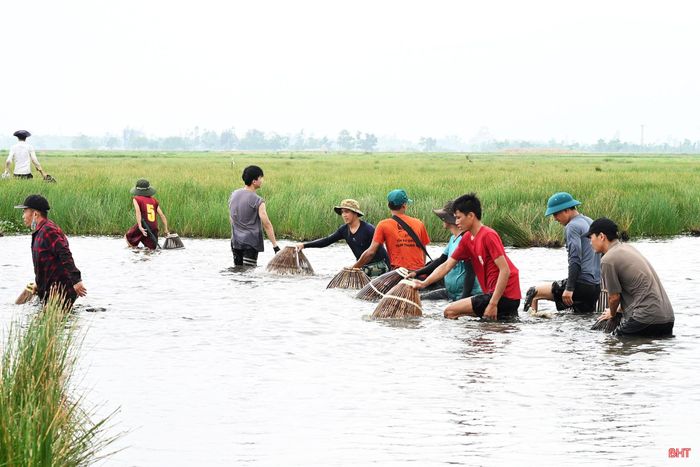 Ông Lê Tiến Sỹ - Trưởng thôn Hữu Ninh cho biết: "Việc chỉ cho phép dùng nơm tre không chỉ tạo không khí vui vẻ, công bằng cho người tham gia mà còn góp phần giữ gìn hoạt động đánh bắt truyền thống của địa phương. Nhiều năm nay, ngày hội đã trở thành hoạt động cộng đồng được bà con mong đợi sau mỗi mùa gặt. Chúng tôi sẽ tiếp tục cố gắng để công tác tổ chức ngày càng bài bản hơn".