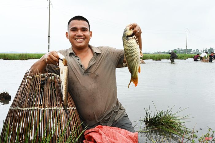 Anh Trần Đình Hiếu ở thôn Báo Ân, xã Mai Phụ chia sẻ: "Chúng tôi đã mong chờ ngày hội bắt cá này từ lâu. Với thành quả thu được khá lớn, chúng tôi rất phấn khởi và năm sau sẽ tiếp tục tham gia".