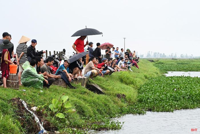 "Ngày hội" cũng thu hút đông đảo người dân đến xem, cổ vũ.