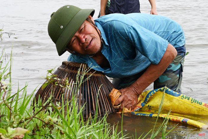 Không đơn thuần là hoạt động đánh bắt cá, ngày hội còn lưu giữ nét sinh hoạt dân gian, gắn kết cộng đồng làng quê.