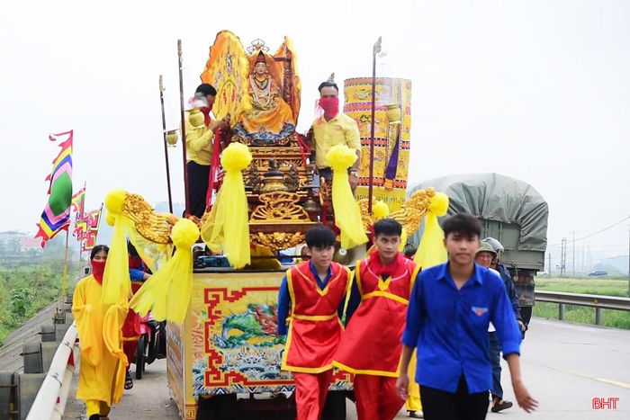 Nét đặc trưng của lễ rước là tượng Thánh Mẫu Phạm Thị Ngọc Trần được rước từ đền Thánh Mẫu đến đền Đức Vua Thủy Phủ (hay còn được biết đến là Thủy Quốc Linh Từ).