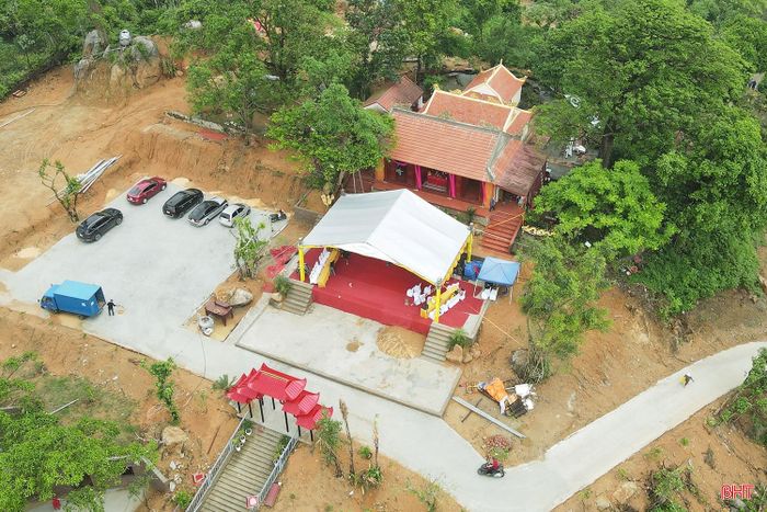Đền Thánh Mẫu là ngôi đền thiêng liêng tọa lạc dưới chân núi Na (tổ dân phố 5 Xuân Lam, phường Bắc Hồng Lĩnh). Nơi đây thờ Hoàng hậu Phạm Thị Ngọc Trần (vợ của Lê Lợi - thủ lĩnh cuộc khởi nghĩa Lam Sơn). Bà là một liệt nữ trung hiếu vẹn toàn, tận tụy, cùng Bình Định Vương Lê Lợi đánh thắng giặc Minh, thống nhất giang sơn.