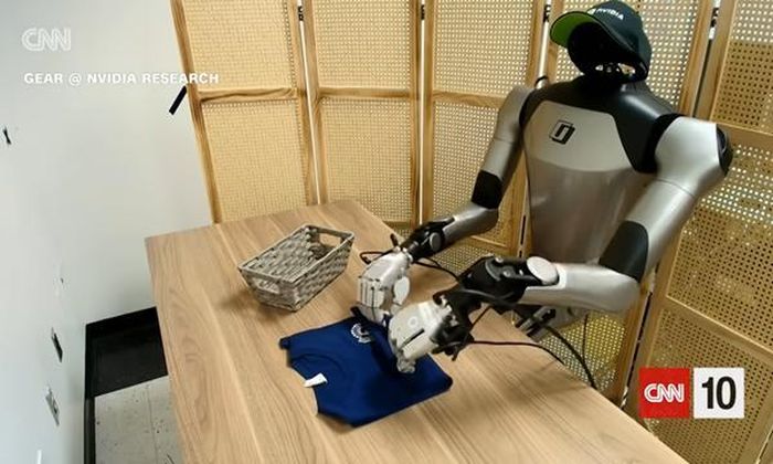Robot giúp việc còn vụng về trong môi trường thực tế. Ảnh: CNN