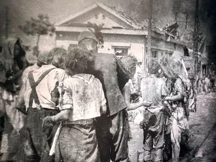 Những bức ảnh đen trắng tái hiện lại khung cảnh đổ nát của thành phố sau vụ ném bom, những mảnh quần áo rách nát, tất cả như những mảnh ghép đau buồn của quá khứ hiện về vô cùng chân thực. (Nguồn: Vietnam+)