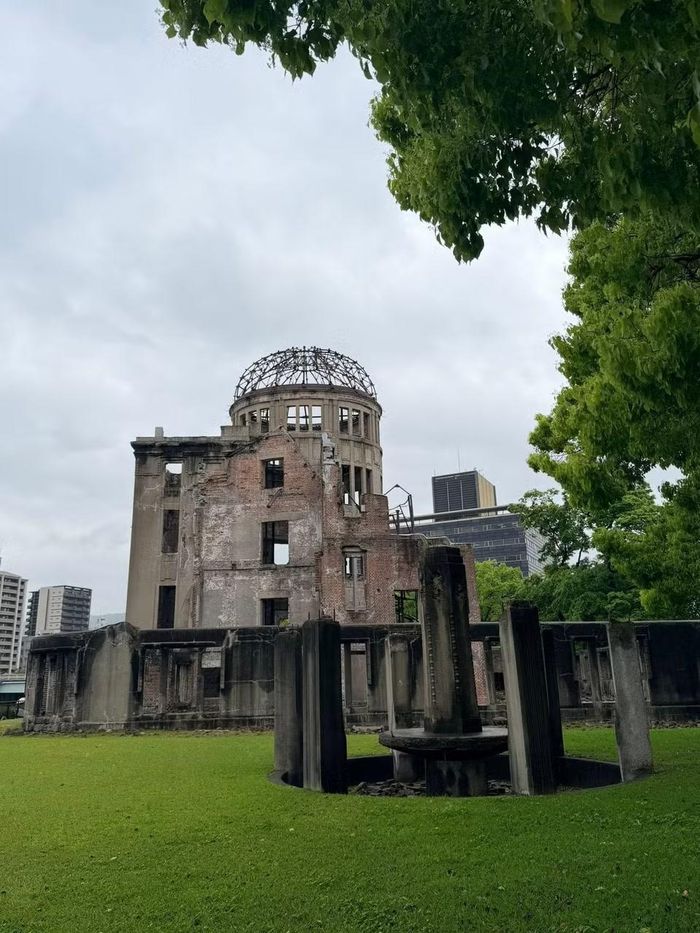 Mái vòm Bom Nguyên tử (Genbaku Dome) là biểu tượng cho sự khốc liệt của chiến tranh và khát vọng hòa bình. Đây là tàn tích duy nhất còn sót lại sau vụ ném bom nguyên tử đầu tiên năm 1945.(Nguồn: Vietnam+)