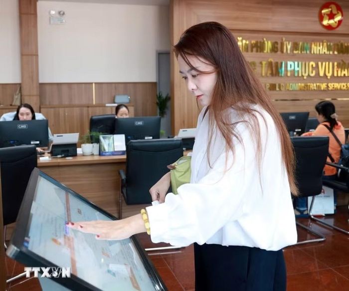 Công dân tra cứu dịch vụ công trực tuyến tại Trung tâm Phục vụ hành chính công tỉnh Khánh Hòa. (Ảnh: Xuân Triệu/TTXVN)