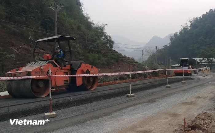 Nhà thầu thi công một tuyến đường quốc lộ tại khu vực miền núi phía Bắc. (Ảnh: Việt Hùng/Vietnam+)