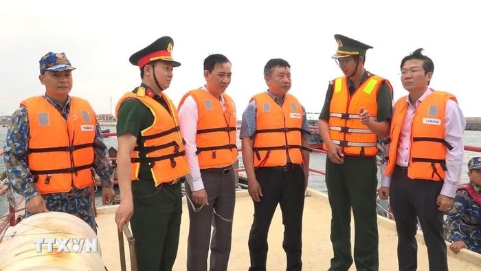 Phó Chủ tịch UBND thành phố Hải Phòng Trần Văn Quân hỏi thăm, động viên lực lượng tham gia cứu nạn. (Ảnh: TTXVN phát)