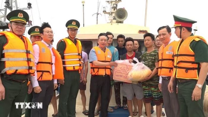 Phó Chủ tịch UBND thành phố Hải Phòng Trần Văn Quân, tặng quà cho ngư dân nước ngoài bị nạn đang neo đậu tại âu cảng Bạch Long Vĩ. (Ảnh: TTXVN phát)