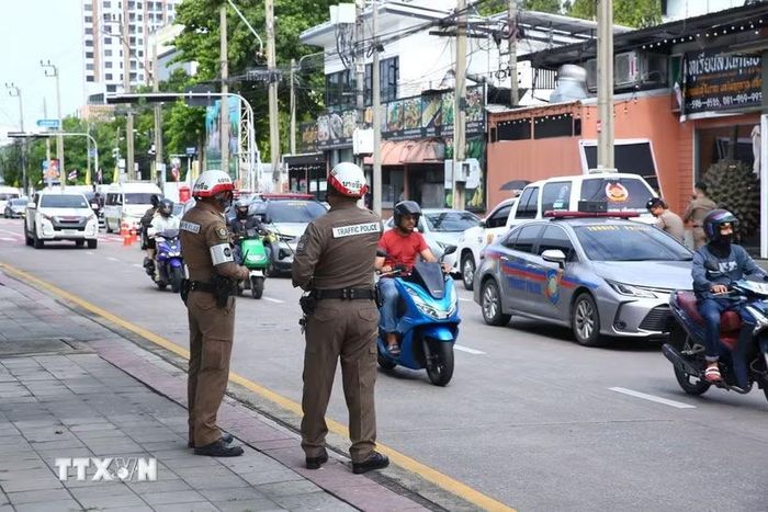 Cảnh sát làm nhiệm vụ trên đường phố ở Bangkok, Thái Lan. (Ảnh minh họa: THX/TTXVN)