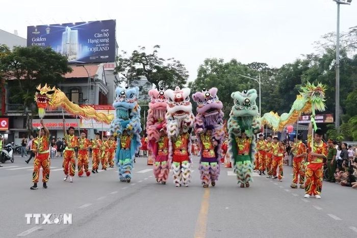 Câu lạc bộ Lân-Sư-Rồng tham gia diễu hành. (Ảnh: Mạnh Minh/TTXVN)