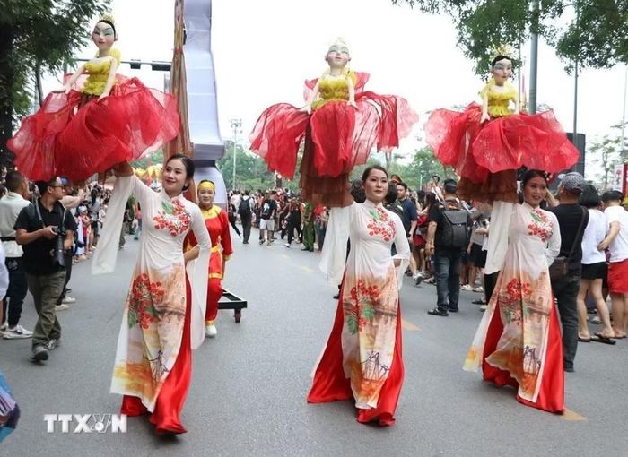 Các diễn viên tham gia diễu hành trình diễn con rối. (Ảnh: Mạnh Minh/TTXVN)