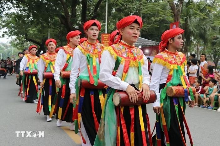 Khối Câu lạc bộ múa bồng làng Triều Khúc, Hà Nội tham gia diễu hành. (Ảnh: Mạnh Minh/TTXVN)
