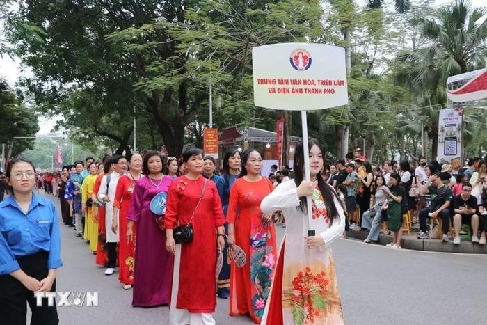 Các khối tham gia diễu hành. (Ảnh: Mạnh Minh/TTXVN)