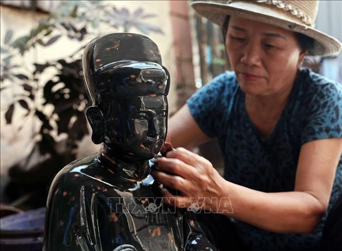 Hơn 80% hộ dân tại làng nghề Sơn Đồng, làm và sinh sống bằng nghề thủ công mỹ nghệ. Ảnh: Trần Việt/TTXVN