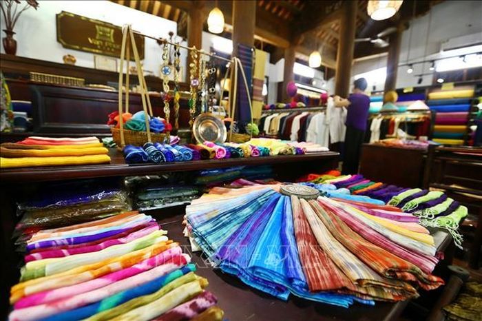 Sản phẩm lụa Vạn Phúc đa dạng về màu sắc, phong phú về chủng loại và có tiếng là chất lượng bền đẹp, cho cảm giác mềm mại nhẹ nhàng, ấm áp vào mùa đông, mát mẻ vào mùa hè. Ảnh: Minh Quyết/TTXVN