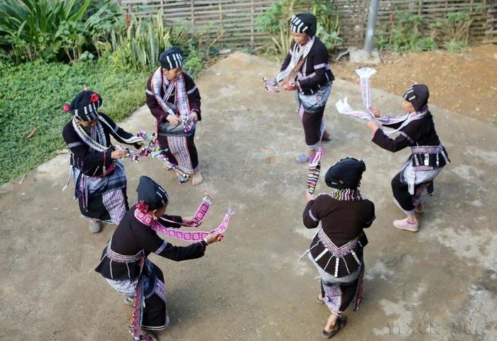 Việc gìn giữ, bảo tồn nét đẹp văn hóa, văn nghệ dân gian đặc trưng của dân tộc Lự, một trong 14 dân tộc rất ít người ở xã Bản Hon, huyện Tam Đường, Lai Châu, thông qua các điệu múa, điệu xòe, làn điệu dân ca, dân vũ gắn liền với đời sống sinh hoạt hàng ngày đã góp phần làm giàu thêm kho tàng văn hóa các dân tộc Việt Nam. Ảnh: Quý Trung/TTXVN