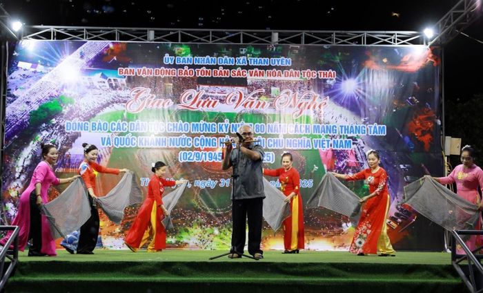 Tiết mục sáo trúc bài "Mùa Xuân chiến khu" do đội văn nghệ cựu giáo chức Mầm non xã Quỳnh Nhai tỉnh Sơn La biểu diễn. Ảnh: Quý Trung/TTXVN