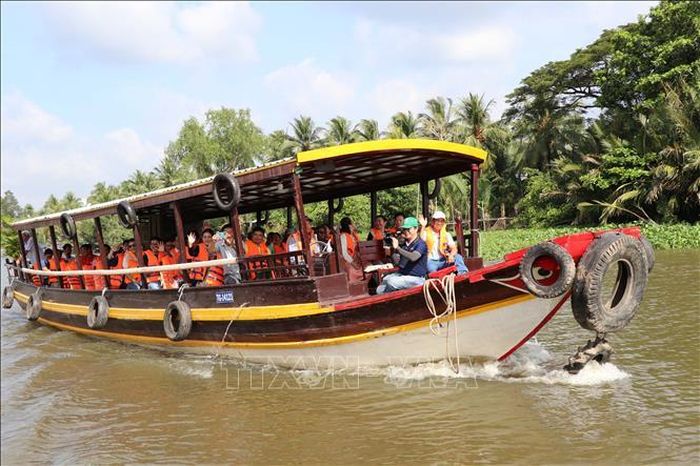 Khách tham quan, trải nghiệm du lịch sinh thái sông nước trên địa bàn tỉnh Vĩnh Long. Ảnh: Thanh Hòa/TTXVN