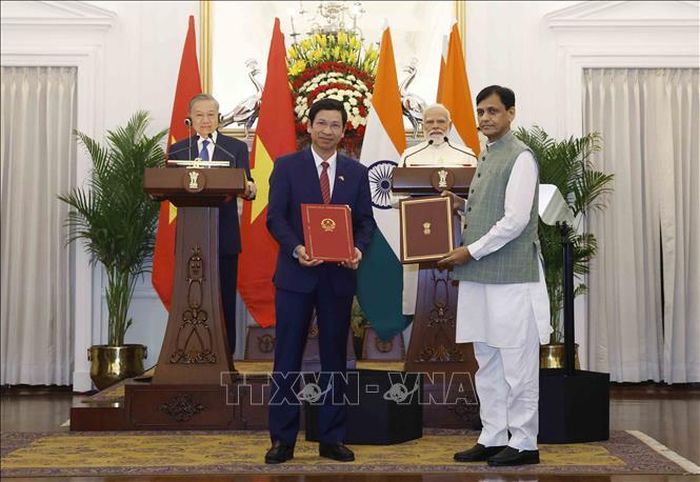 Tổng Bí thư, Chủ tịch nước Tô Lâm và Thủ tướng Ấn Độ Narendra Modi chứng kiến trao các văn kiện hợp tác giữa hai nước. Ảnh: Thống Nhất/TTXVN