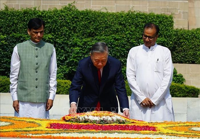Tổng Bí thư, Chủ tịch nước Tô Lâm đặt vòng hoa tại Khu tưởng niệm Mahatma Gandhi. Ảnh: Ngọc Thúy/PV TTXVN tại Ấn Độ
