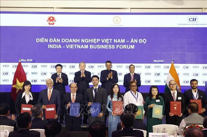 Tổng Bí thư, Chủ tịch nước Tô Lâm và Thủ hiến bang Maharashtra Devendra Fadnavis chứng kiến lễ trao các thỏa thuận hợp tác giữa hai nước. Ảnh: Thống Nhất/TTXVN