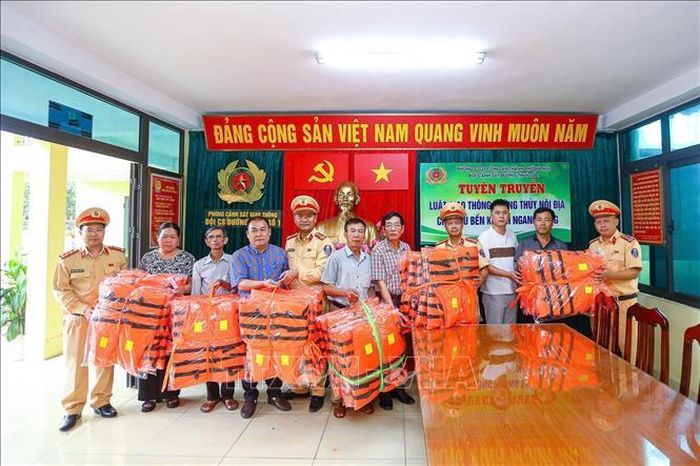 Đội Cảnh sát đường thủy số 1 (Phòng Cảnh sát giao thông Hà Nội) hỗ trợ cấp phát 250 áo phao cho các bến khách ngang sông trên địa bàn quản lý.