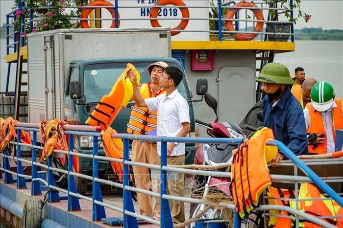 Hoạt động vận tải hành khách tại bến đò Thọ An được giám sát chặt chẽ nhằm bảo đảm an toàn cho người dân.