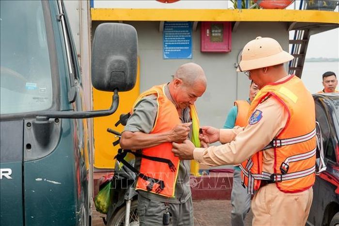 Việc hỗ trợ người dân mặc áo phao được lực lượng chức năng duy trì thường xuyên nhằm nâng cao ý thức bảo đảm an toàn giao thông đường thủy.