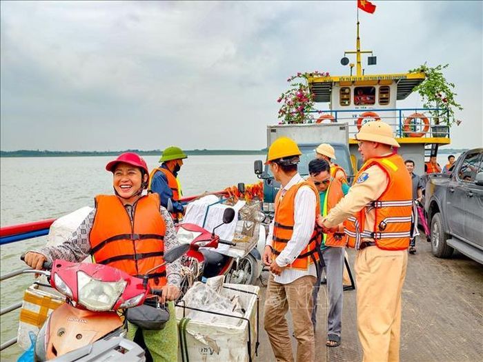 Đội Cảnh sát đường thủy số 1 trực tiếp nhắc nhở hành khách mặc áo phao trước khi xuống phương tiện qua sông.