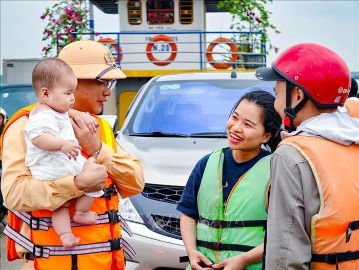 Hình ảnh gần gũi của cán bộ Cảnh sát đường thủy Hà Nội trong quá trình tuyên truyền, nhắc nhở người dân chấp hành quy định mặc áo phao khi qua sông.