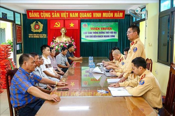 Đội Cảnh sát đường thủy số 1 thường xuyên định kỳ tổ chức hội nghị tuyên truyền công tác bảo đảm an toàn vận tải hành khách đối với các chủ bến đò.