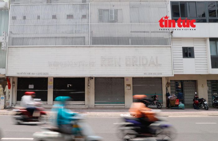Đường Hồ Văn Huê, phường Đức Nhuận từng là “thiên đường cưới” của các cặp đôi giờ vẫn trong tình trạng đìu hiu, vắng lặng.