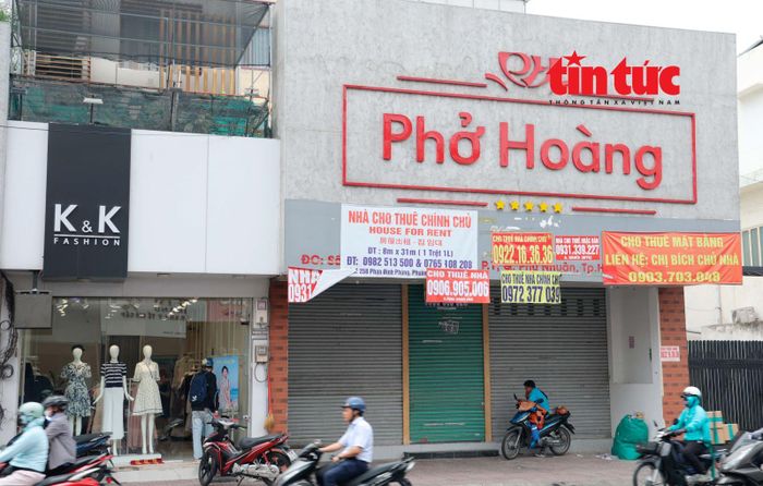 Một mặt bằng cho thuê trên đường Phan Đình Phùng, phường Cầu Kiệu đóng cửa đã lâu nhưng vẫn chưa có khách thuê.