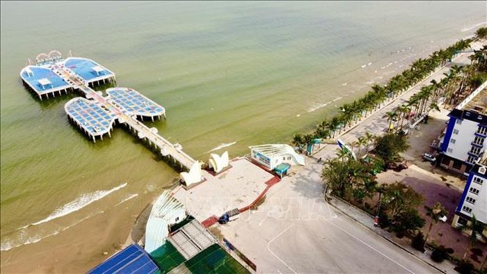 Bãi biển Hải Tiến đã cơ bản sạch đẹp, thông thoáng trở lại, sẵn sàng đón du khách về tham quan, nghỉ dưỡng trong mùa du lịch hè 2026. Ảnh: Khiếu Tư/TTXVN