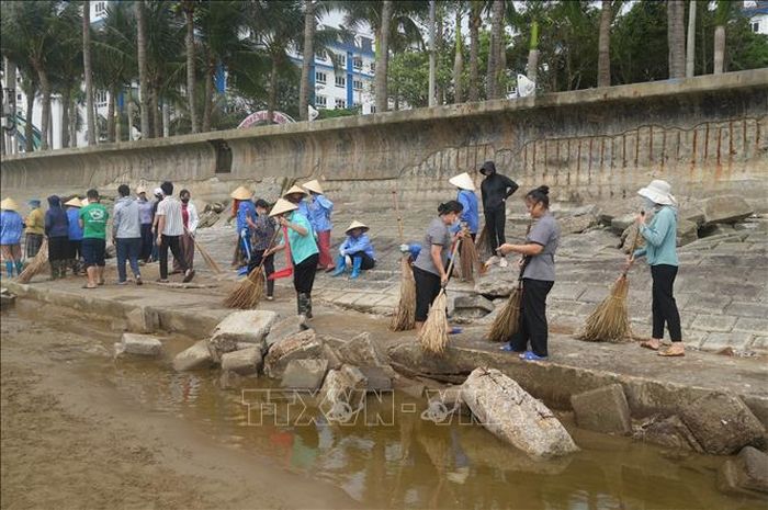 Đến nay công tác dọn dẹp cơ bản hoàn thành, trả lại bãi cát sạch đẹp và an toàn cho du khách, tuy nhiên, địa phương vẫn cho công nhân môi trường tiếp tục thu gom thêm vì xác định công tác môi trường là nhiệm vụ trọng tâm trong phát triển du lịch bền vững. Ảnh: Khiếu Tư/TTXVN