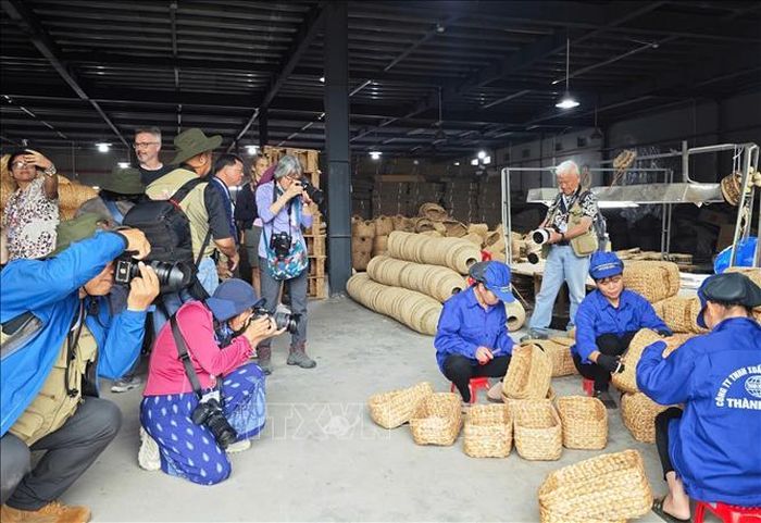 Các nhiếp ảnh gia tác nghiệp tại làng nghề cói Kim Sơn. Ảnh: TTXVN phát