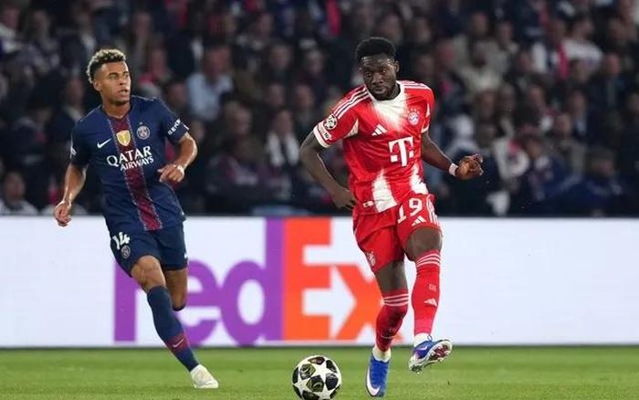 Alphonso Davies (phải) trong màu áo CLB Bayern Munich. Ảnh: AP