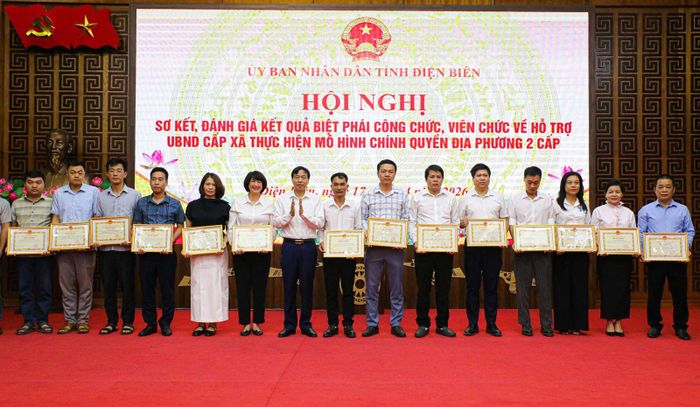 UBND tỉnh Điện Biên tặng Bằng Khen cho 36 cá nhân có thành tích xuất sắc trong thời gian biệt phái công tác tại UBND các xã, phường.