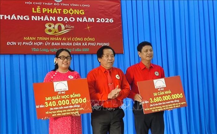 Tiếp nhận bảng tượng trưng kinh phí tài trợ an sinh xã hội từ mạnh thường quân.