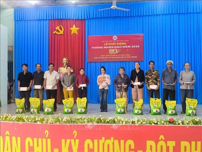 Trao quà, cho gia đình có hoàn cảnh khó khăn xã Phú Phụng, tỉnh Vĩnh Long.