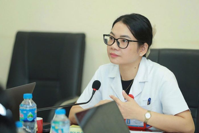 Bác sĩ chia sẻ tại Hội thảo.