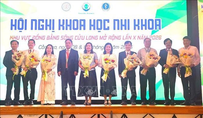 Trao hoa cho các đại biểu, diễn giả.
